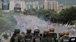 Garda Nasional Bolivia bersiaga di sebuah jalan raya, menghadapi para peserta unjuk rasa yang bergerak menuju Gedung Nasional di ibukota Caracas, 3 Mei 2017 (AP Photo/Fernando Llano).