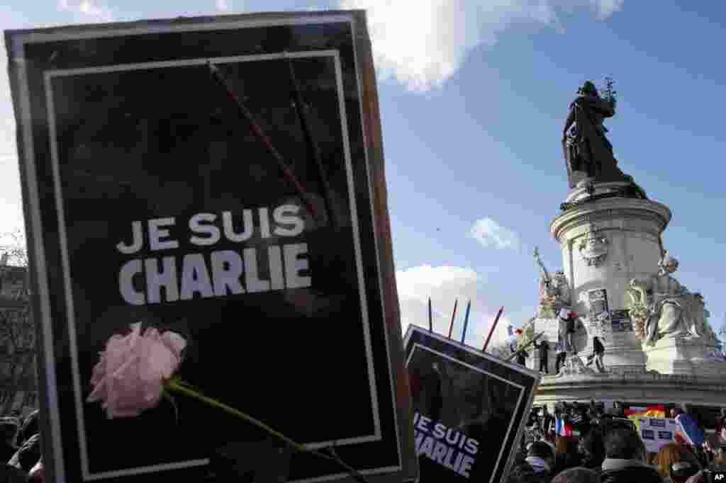 Para pemrotes berkumpul dengan membawa poster bertuliskan &#39;I Am Charlie&#39; di kawasan Republique Square, Paris (11/1).