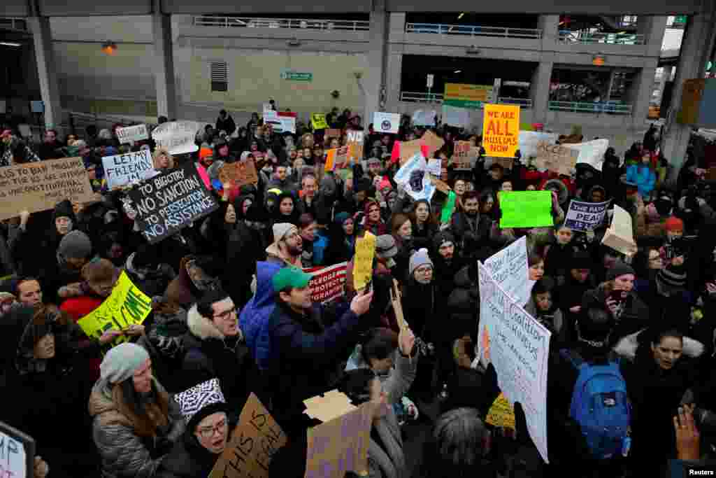 Demonstrasi melawan larangan imigrasi Presiden AS Donald Trump, di luar Terminal 4 Bandar Udara Internasional John F. Kennedy di Queens, New York (28/1). (Reuters/Andrew Kelly)