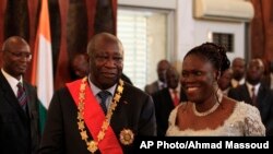 Simone et Laurent Gbagbo, ancien président ivoirien lors d'une cérémonie de prestation controversée après la présidentielle de 2010.