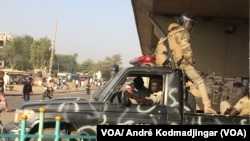 La police nationale tchadienne patrouille dans une rue de N'Djamena, Tchad, 8 février 2018. (VOA/ André Kodmadjingar)