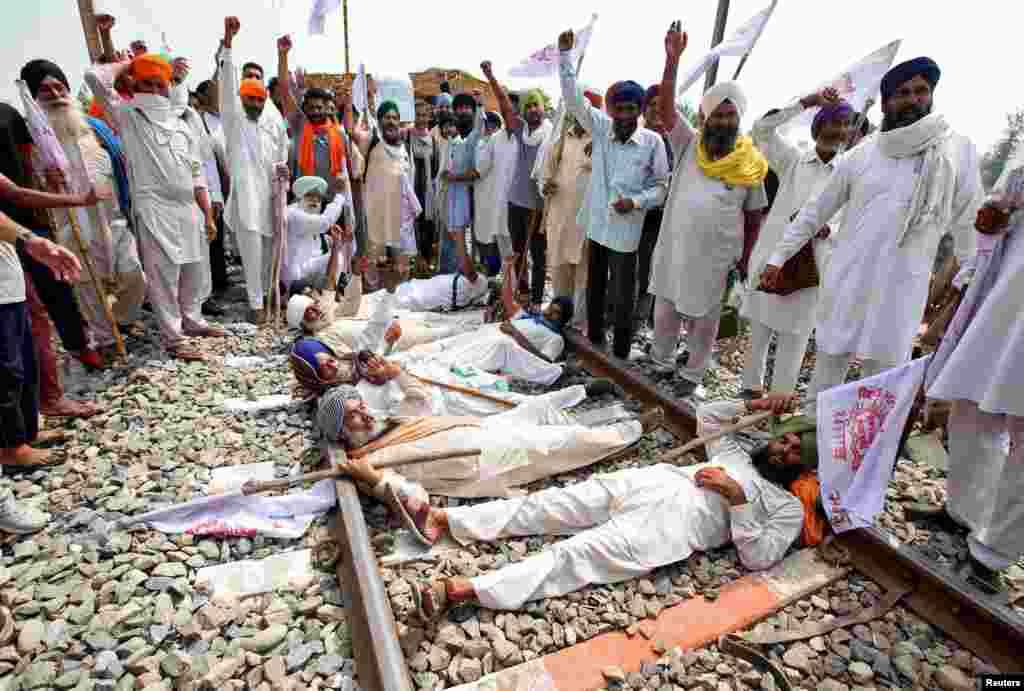 بھارتی پنجاب کے شہر امرتسر میں بعض کسان احتجاجی طور پر ریلوے ٹریک پر لیٹ گئے جس سے ٹرینوں کی آمد و رفت رک گئی۔ &nbsp; &nbsp; 