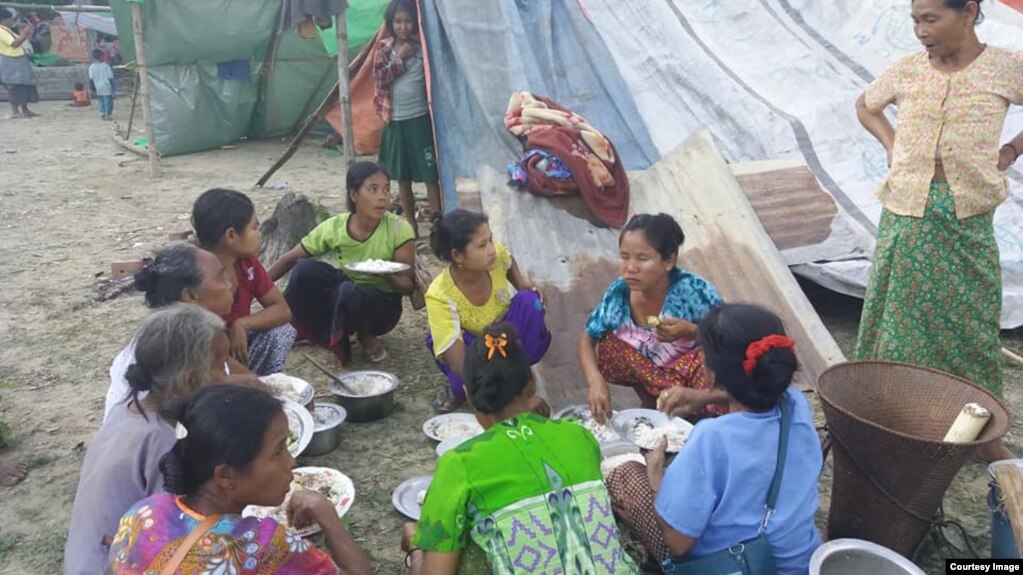 ေက်ာက္ေတာ္ၿမိဳ႕နယ္ ယိုးေခ်ာင္းအေနာက္ဖက္ေတာင္မင္းကုလားရြာေရာက္ စစ္ေဘးဒုကၡသည္မ်ား ( ဓါတ္ပုံ Wan Lark Foundation)