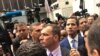 El presidente interno Juan Guaidó en uno de los piquetes de la Guardia Nacional que cerraba el acceso a la Asamblea Nacional. Caracas, Venezuela. Foto: Fabiana Rondón - VOA.