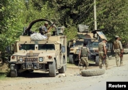 Afghan security forces prepare themselves during a battle with insurgents on the outskirts of Kunduz, Afghanistan, Aug. 21, 2016.