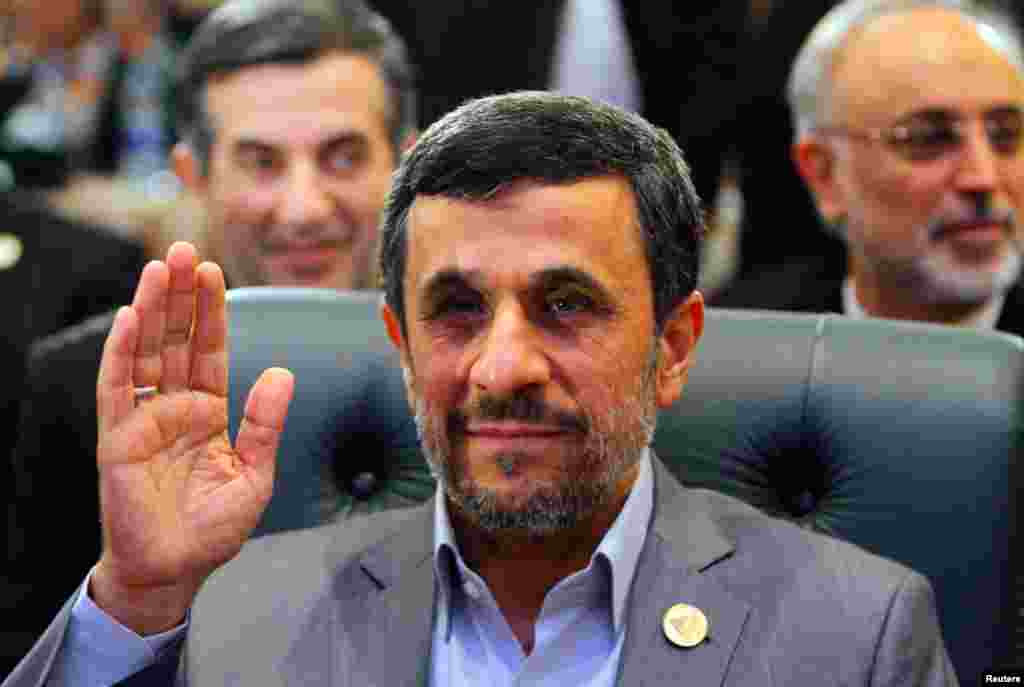 伊朗总统艾哈迈迪内贾德2013年2月6日参加在开罗举行的伊斯兰合作组织国家首脑会议。