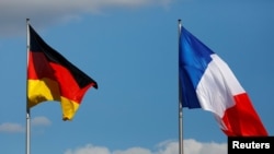 德法兩國國旗。