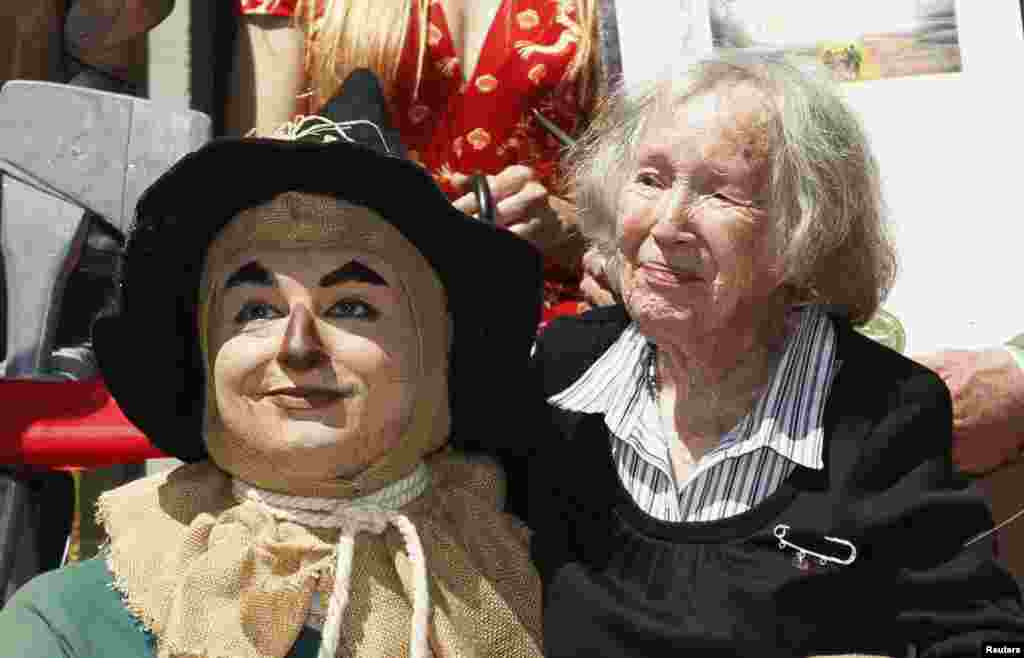 Ruth Duccini (kanan), 95 tahun, yang memerankan wanita &#39;Munchkin&#39; dalam film klasik &#39;The Wizard of Oz&#39;, berpose dengan kostum karakter yang ia mainkan dalam film, pada pemutaran perdana &#39;The Wizard of Oz&#39; di Hollywood, California.