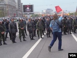 去年5月6日的反政府抗议中，一名示威者面对警察。（美国之音白桦拍摄）