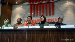 Anggota Ombudsman Ninik Rahayu (kedua dari kanan) bersama perwakilan kementerian lembaga saat menggelar konferensi pers terkait hasil sidak libur Natal dan Tahun baru di kantor Ombudsman, Jakarta, Selasa, 14 Januari 2020. (Foto: VOA/Sasmito)