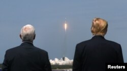 Tổng thống Mỹ Donald Trump và Phó Tổng thống Mỹ Mike Pence theo dõi vụ phóng tên lửa Falcon 9 của SpaceX Falcon 9 và phi thuyền Crew Dragon tại Trung tâm Không gian Kennedy ở Cape Canaveral, bang Florida, ngày 30 tháng 5, 2020.