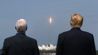 Tổng thống Mỹ Donald Trump và Phó Tổng thống Mỹ Mike Pence theo dõi vụ phóng tên lửa Falcon 9 của SpaceX Falcon 9 và phi thuyền Crew Dragon tại Trung tâm Không gian Kennedy ở Cape Canaveral, bang Florida, ngày 30 tháng 5, 2020.