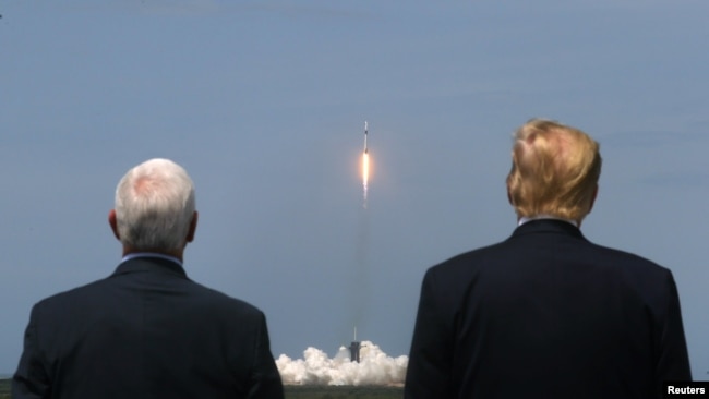 美国总统特朗普和副总统彭斯5月30日在佛罗里达州肯尼迪宇航发射中心观看SpaceX宇航公司成功将两名美国宇航员送入太空。