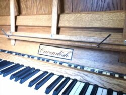 Piano model Chatsworth dengan kayu oak lokal produksi Cavendish Pianos. (Photo: Facebook/Cavendish Pianos)