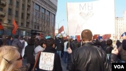 4月13日莫斯科舉行有千人參加的要求新聞自由集會。左邊婦女背後的標語是，不想生活在北韓。 （美國之音白樺拍攝）