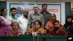 인도 비정부기구 '사브랑'의 티스타 세탈바드 대표(가운데)가 지난 2010년 인도 아흐마다바드에서 기자회견을 하고 있다. (자료사진)