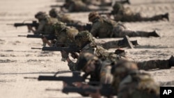 Marinir Angkatan Laut Spanyol dalam latihan militer di pantai Garrucha dekat Almeria, Spanyol, Selasa, 21 Oktober 2014. 