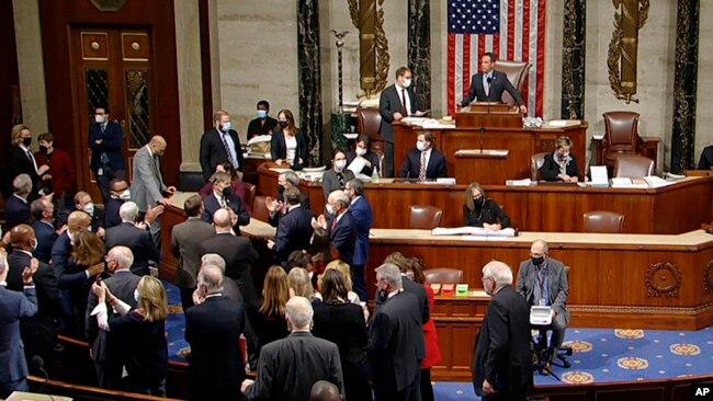 En esta imagen tomada de House Television, demócratas celebran la aprobación de un paquete de infraestructuras en la Cámara de Representantes, el 5 de noviembre de 2021, en Washington.