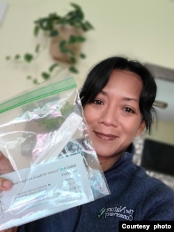 Gondan Renosari menunjukkan tes antigen rumahan yang ia peroleh dari pusat tes COVID di AS (dok: Gondan Renosari)