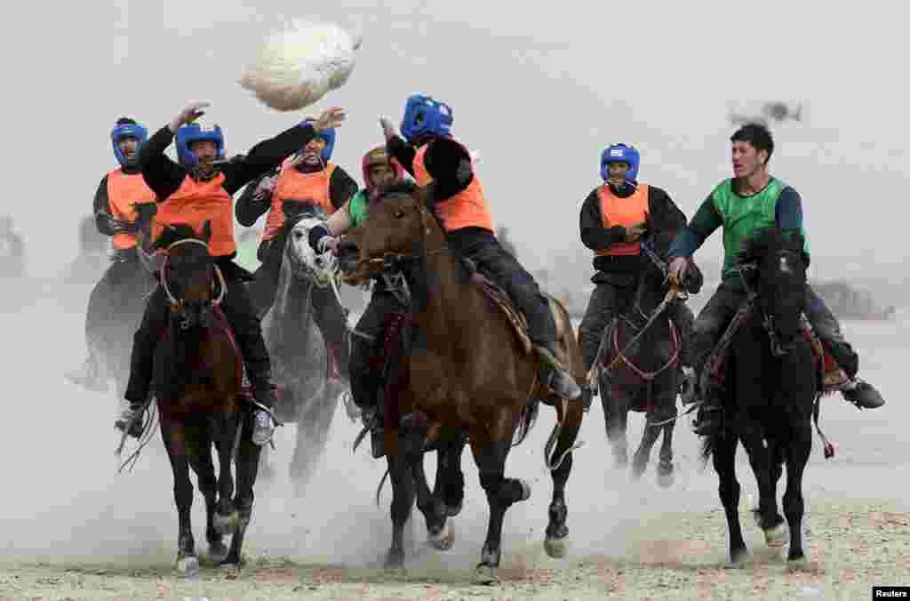 중국 신장 위구르 자치구에서 주민들이 말을 탄 채 양을 던지고 받는 전통 경기를 하고 있다.
