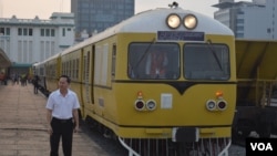 A train being prepared for departure at Phnom Penh station. (D. de Carteret/VOA)