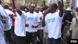 Biểu tình ở Nairobi ngày 16/3/2013 bày tỏ ủng hộ thủ tướng Raila Odinga chống lại kết quả bầu cử tổng thống. (G. Joselow/VOA)