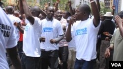 Protesters rally in the streets in downtown Nairobi on March 16, 2013 to support the petition filed by Prime Minister Raila Odinga challenging the results of the presidential election. (G. Joselow/VOA)