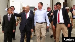 Yemen's Foreign Minister, Khaled al-Yamani, left, walks with British Foreign Secretary, Jeremy Hunt, right, at the presidential palace in Aden, March 3, 2019.