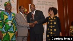 Zimbabwean Dr Pride Chigwedere receives a recognition medal on behalf of UNAIDS