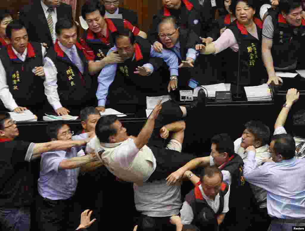8جولائی 2010میں تائیوان کی پارلیمنٹ میں اجلاس کے دوران ارکان نے ایک دوسرے کی دُرگت بنا ڈالی