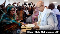 Mohamed Ould Ghazouani votant à Nouakchott, Mauritanie, 22 juin 2019.