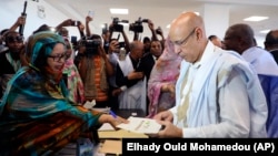 Mohamed Cheikh El-Ghazouani vote à Nouakchott en Mauritanie le 22 juin 2019.