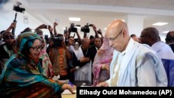  Mohamed Ould El Ghazouani vota nas eleições presidenciais de 2019 na Mauritânia. Ghazouani, candidato pelo UPR, ganhou a eleição 