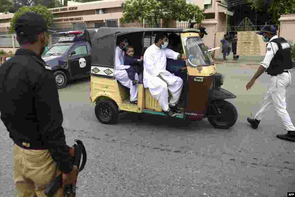 گھر سے نکلنے والے شہریوں کو ویکسی نیشن کارڈ ساتھ رکھنے کی ہدایت کی گئی ہے۔