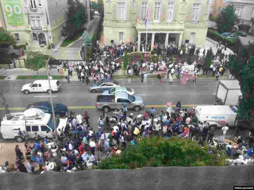 Le drapeau cubain est hissé devant la nouvelle ambassade de Cuba à Washington, le 20 juillet 2015.