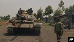 A Congolese government tank prepares to deploy for fighting against M23 rebels, at an operating base in Kanyaruchinya, north of Goma, eastern Democratic Republic of Congo, Aug. 23, 2013. 