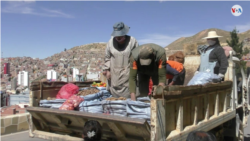 Las autoridades distribuyen alimentos en medio del aislamiento por la COVID-19 en Oruro, Bolivia. [Foto: Fabiola Chambi/VOA].