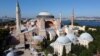 Hagia Sophia atau Ayasofya di Istanbul Turki, bekas gereja katedral di jaman kerajaan Bizantium dan pernah menjadi masjid di jaman Dinasti Ottoman (foto: dok). 