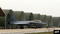 Pesawat Rafale Solo Display (RSD) di pangkalan udara Saint-Dizier 113, 9 Maret 2021. (FRANCOIS NASCIMBENI / AFP)