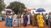 Des rois de divers districts d'Abomey arrivent pour assister aux funérailles de Dah Dedjalagni Agoli-Agbo, monarque de l'ancien royaume militariste du Dahomey, à Abomey, au Bénin, le 11 août 2018.