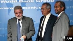 World Bank official Nicholas Stern (C), Jean-Louis Sarbib (L), and Shanta Devarajan (R), at the Dubai Annual Meeting of Board of Governors, World Bank Group and International Monetary Fund September 21, 2003. 