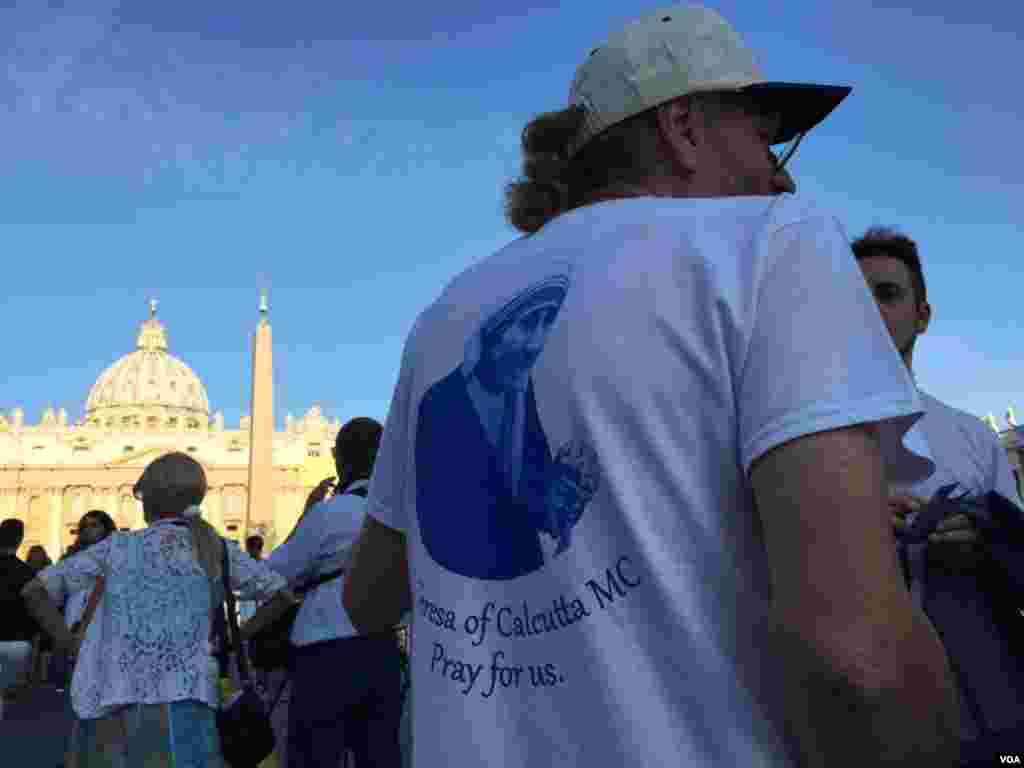 Los peregrinos rezaron durante la noche en vigilias en iglesias de la zona y antes del amanecer se dirigieron al Vaticano. [Foto: Celia Mendoza, VOA].