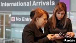 来自伊朗的旅客抵达美国机场（2017年2月6日）
