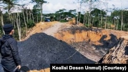 Tambang batubara ilegal yang ada di samping kebun percobaan Universitas Mulawarman, Samarinda. (Foto: Courtesy/Koalisi Dosen Unmul)