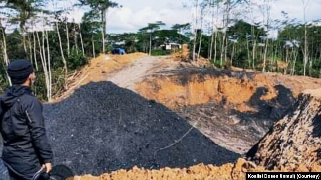 Tambang batubara ilegal yang ada di samping kebun percobaan Universitas Mulawarman, Samarinda. (Foto: Courtesy/Koalisi Dosen Unmul)