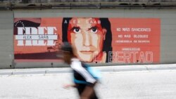 Un hombre pasa frente a un mural de apoyo a Alex Saab en Caracas, Venezuela, el 9 de septiembre de 2021.