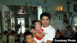 Võ Đăng Khôi và các trẻ mồ côi ở Việt Nam