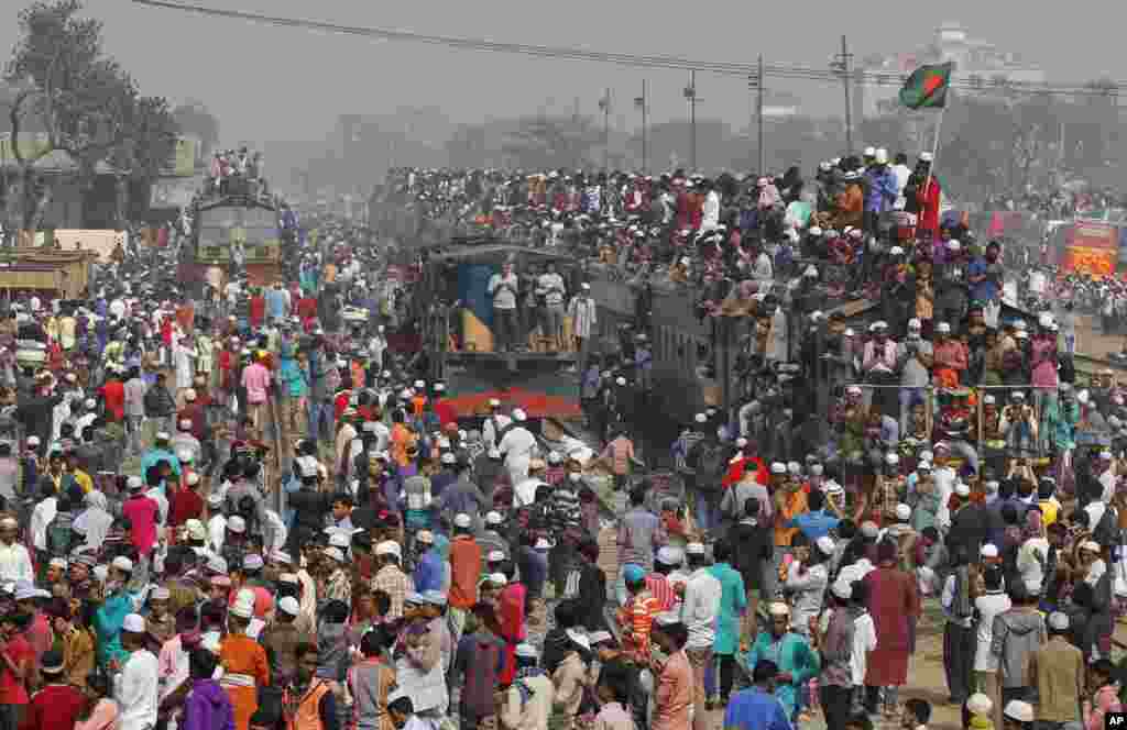 방그라데시 다카 북부 통기에서 열린 연례 이슬람 종교집회에 참가한 이슬람교인들이 만원인 귀가 열차에 올라타고 있다.