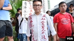 元朗居民陳可樂表示，7月21日晚元朗西鐵站白衣人襲擊途人事件，以及7月22日疑似黑幫恐嚇再出刀手施襲，反映黑社會治港。(美國之音湯惠芸拍攝)