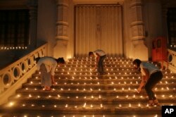 Esrilanqueses encienden velas durante un evento para expresar solidaridad con las víctimas de los ataques del Domingo de Pascua, en Colombo, Sri Lanka. Abril 28 de 2019.